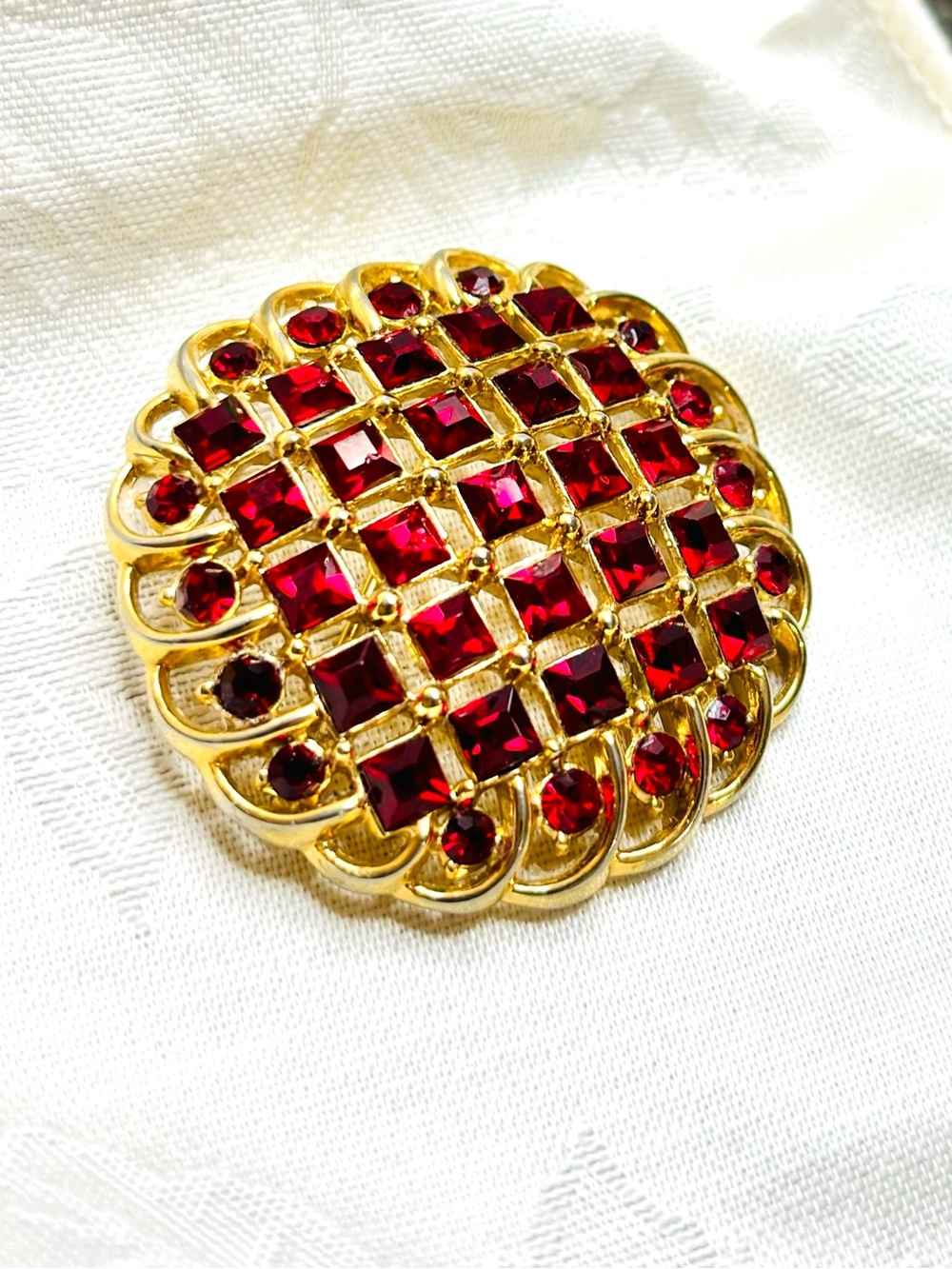 Vintage Crown Trifari Gold Tone Ruby Red Rhinestone Lattice Brooch
